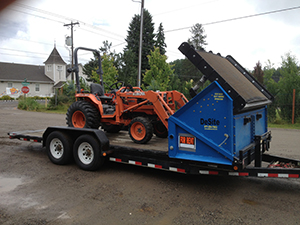 Desite SLG-78 Topsoil Screener feed with small tractor