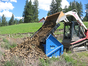 Screening Dirt with the Desite SLG-78 Topsoil Screener